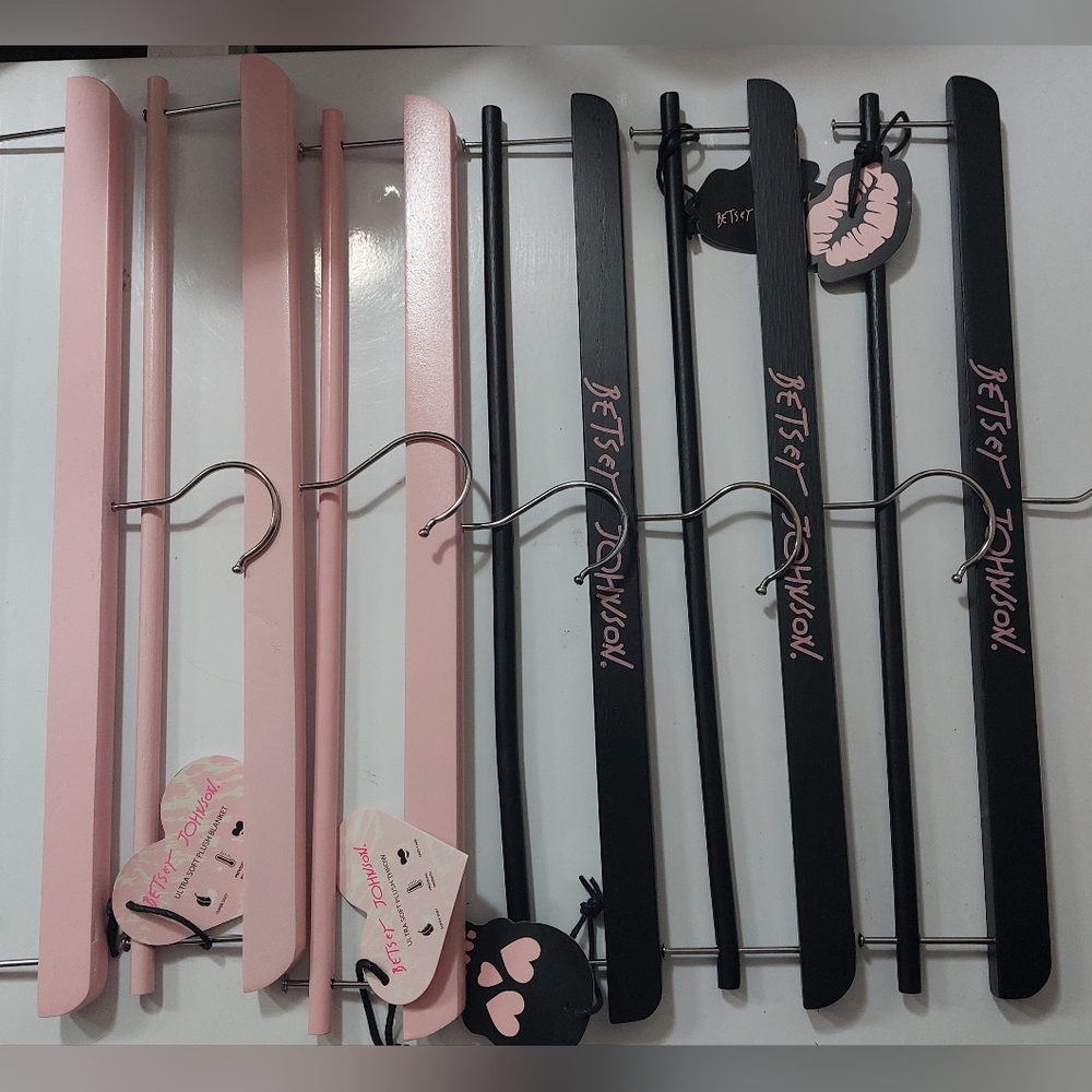 Betsey Johnson Set Of 6 Wooden Blanket Hangers In Black & Pink NWT